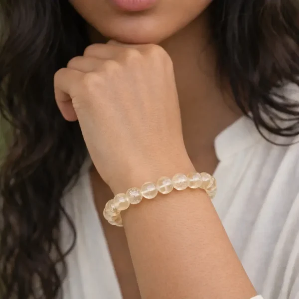 Bracelet en citrine naturelle jaune clair porté au poignet par un mannequin sous une lumière naturelle