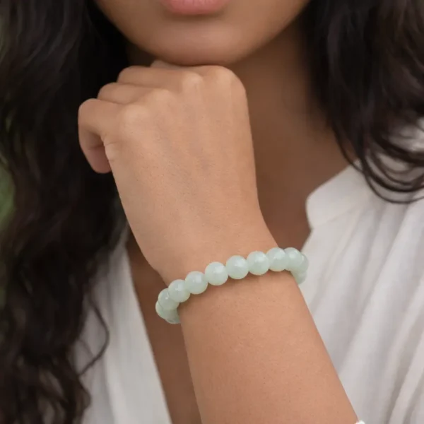 Bracelet en jade vert véritable porté au poignet ambiance zen