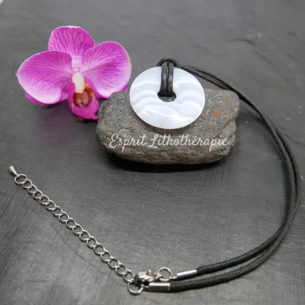 Photo Pendentif Donut Calcédoine bleue rubanée en pierre naturelle