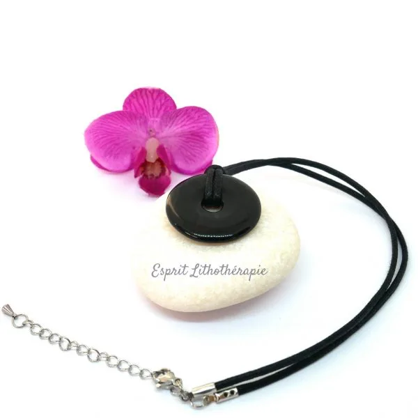 Pendentif donut en Obsidienne noire, pierre lisse et brillante aux reflets profonds.
