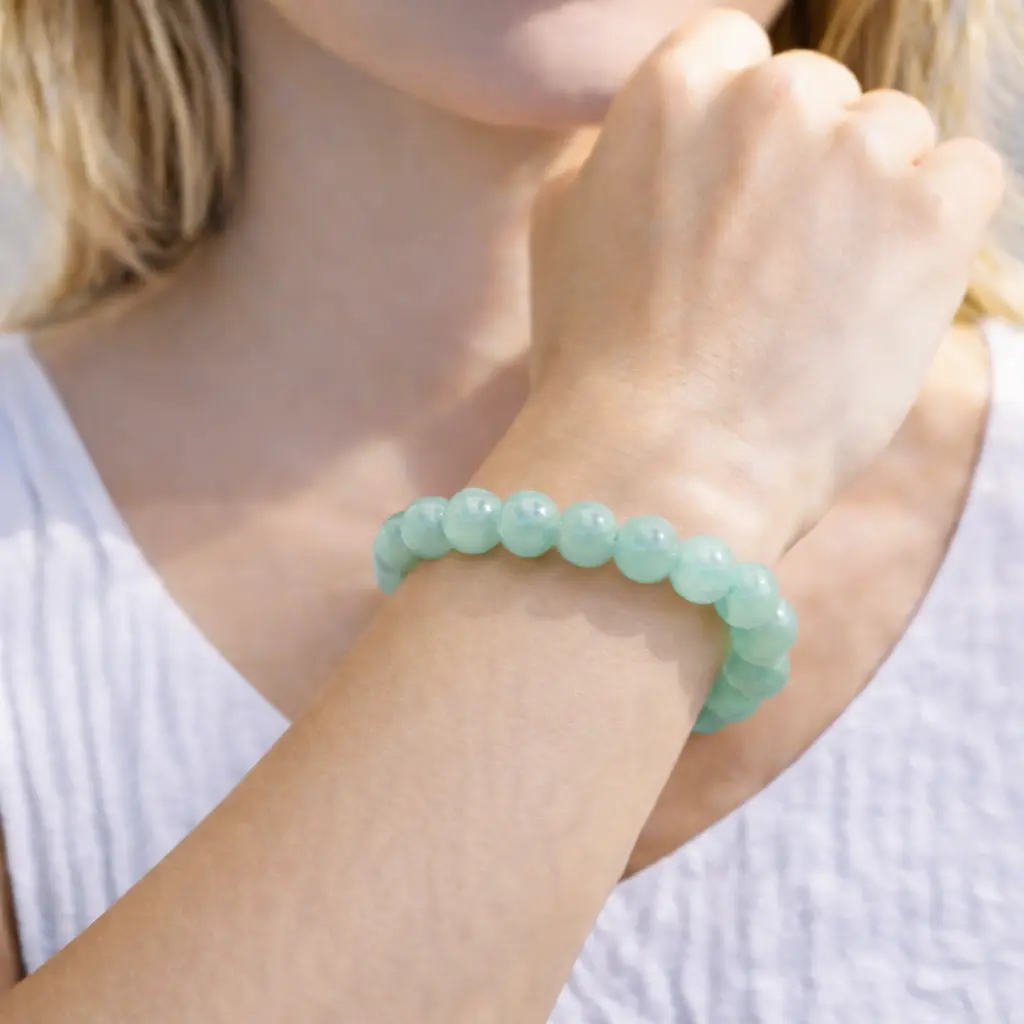 Bracelet en aventurine verte naturelle fait main sur fil élastique porté au poignet