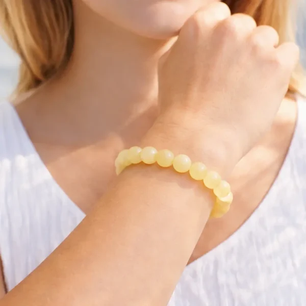 Bracelet en perles de Calcite Jaune naturelle porté au poignet par un mannequin