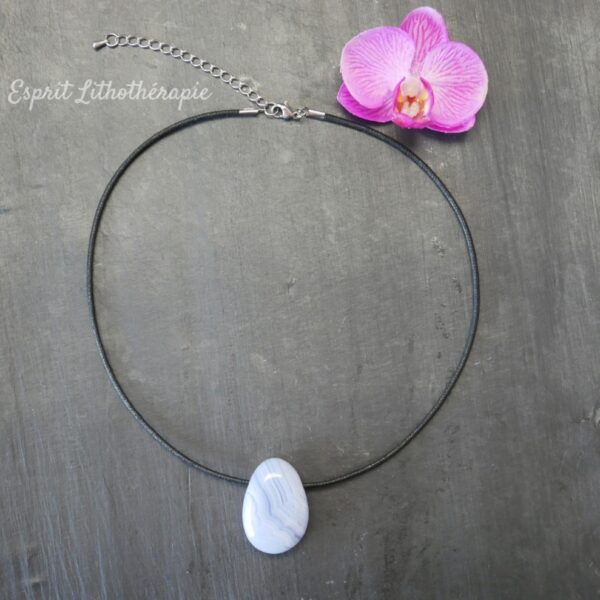Pendentif en calcédoine bleue rubanée avec cordon noir et chaînette inox