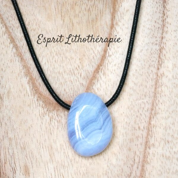 Pendentif en calcédoine bleue rubanée naturelle sur cordon noir