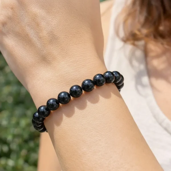 Bracelet en jais naturel porté au poignet