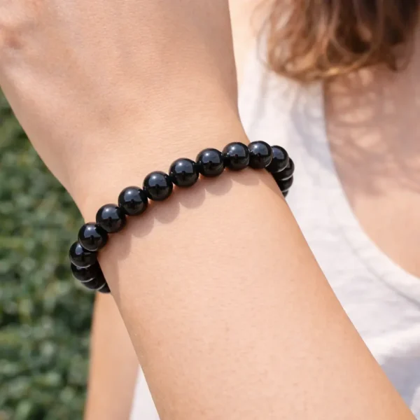 Bracelet en spinelle noir naturel brillant porté au poignet