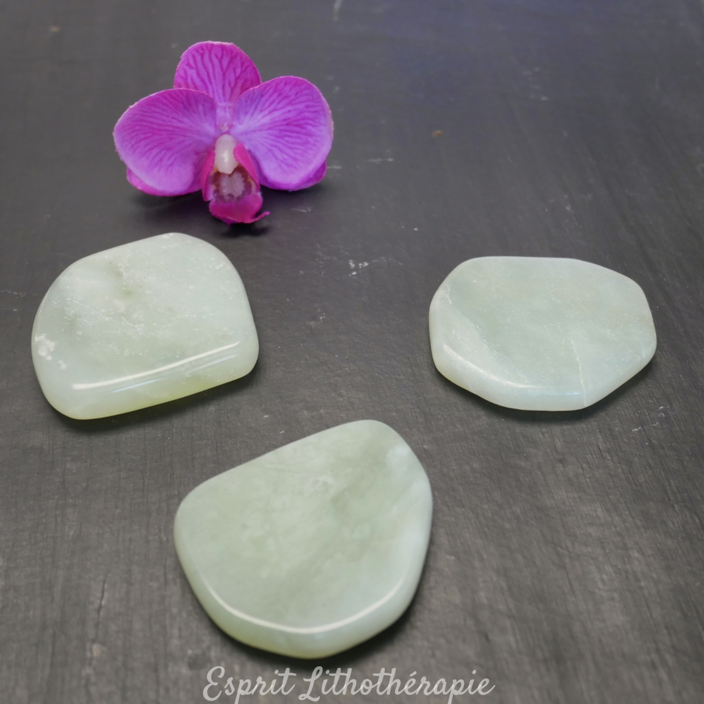 Photo contractuelle Galet Chakra – Jade en pierre naturelle