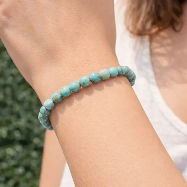 Bracelet en turquoise Kingman naturelle porté au poignet