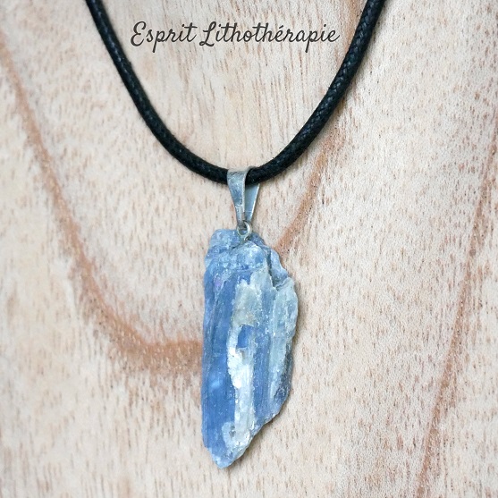 Photo Pendentif Cyanite bleue en pierre naturelle