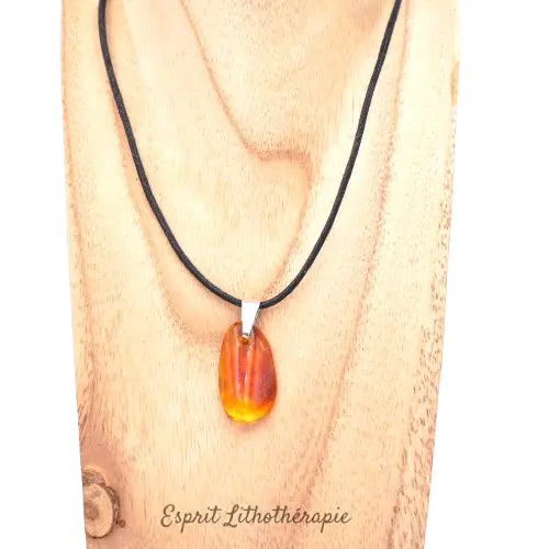 Pendentif en ambre naturel de qualité extra sur cordon coton ciré.
