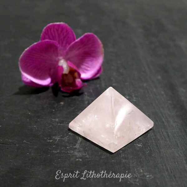 Photo contractuelle Pyramide Quartz rose en pierre naturelle