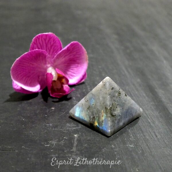 Photo contractuelle Pyramide – Labradorite en pierre naturelle