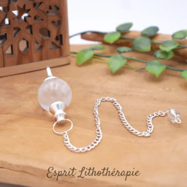Pendule en cristal de roche sphérique avec sa chaînette en métal argenté