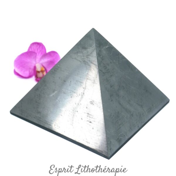 Photo contractuelle Pyramide – Shungite en pierre naturelle
