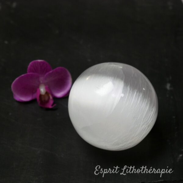 Photo contractuelle Sphère Sélénite en pierre naturelle