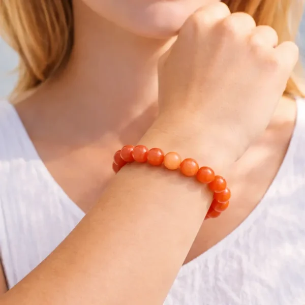 Bracelet en aventurine orange naturelle porté au poignet