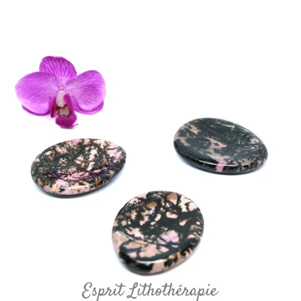 Photo contractuelle Galet anti-stress Rhodonite en pierre naturelle