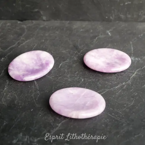 Photo contractuelle Galet anti-stress Lépidolite en pierre naturelle