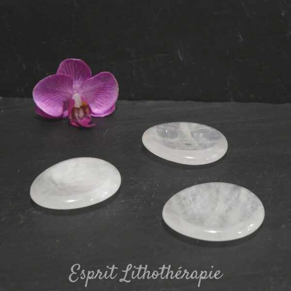 Photo contractuelle Galet anti-stress Cristal de roche en pierre naturelle