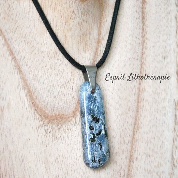 Photo Pendentif Cyanite en pierre naturelle