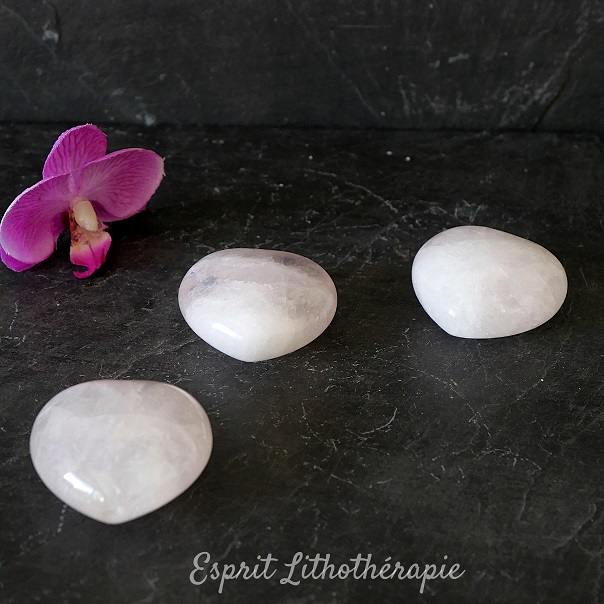 Photo contractuelle Galet coeur Quartz rose en pierre naturelle