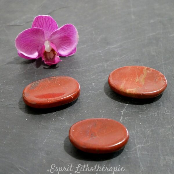 Photo contractuelle Galet anti-stress Jaspe rouge en pierre naturelle