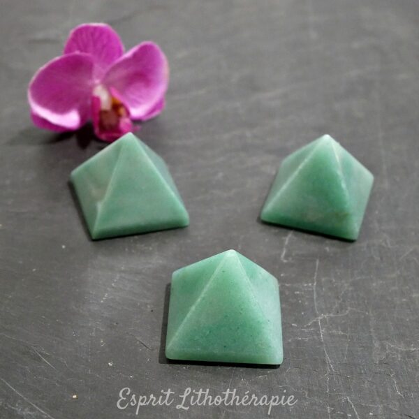 Photo contractuelle Pyramide Aventurine verte en pierre naturelle