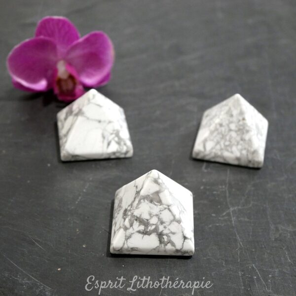 Photo contractuelle Pyramide Howlite en pierre naturelle