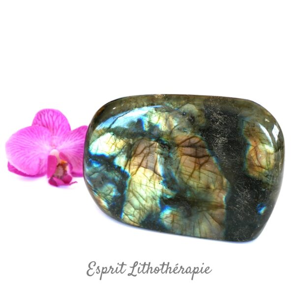 Photo contractuelle Bloc poli Labradorite en pierre naturelle