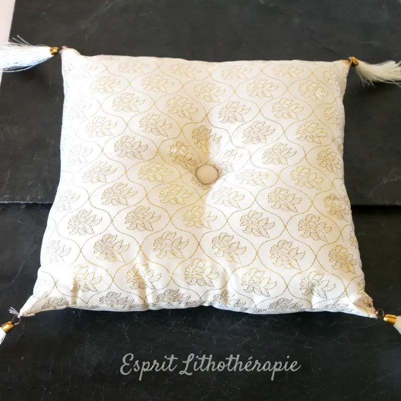 Coussin en soie artisanal crème pour bol chantant – Fabrication tibétaine