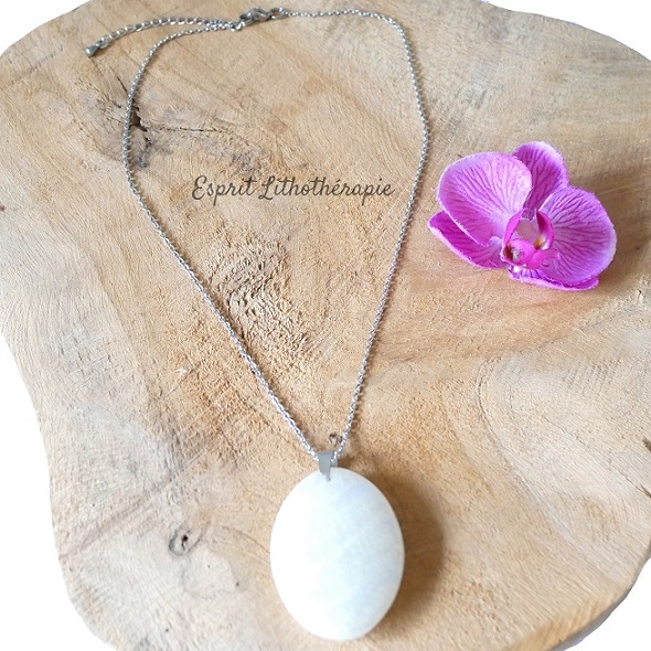 pendentif pierre de lune blanche