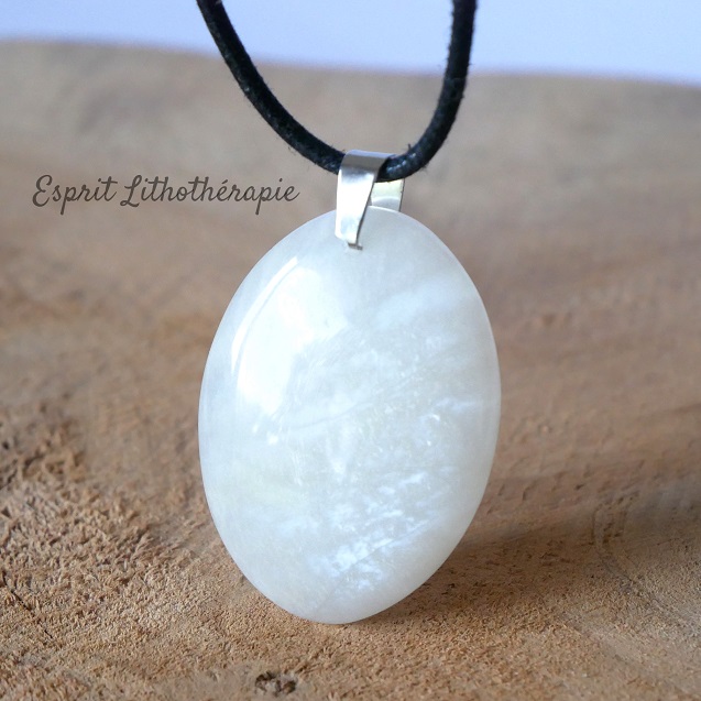 pendentif pierre de lune blanche
