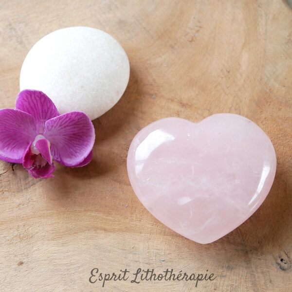 Photo contractuelle Galet coeur Quartz rose en pierre naturelle