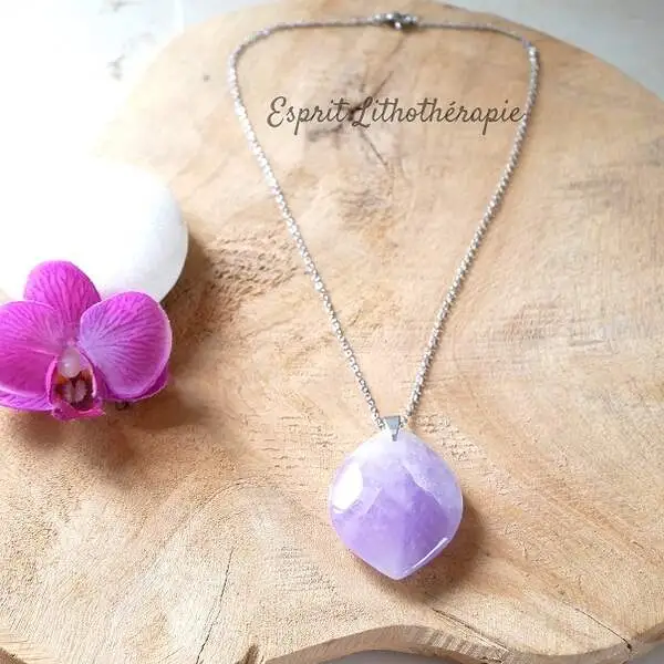 Pendentif en pierre naturelle d’améthyste violette, monté sur cordon.