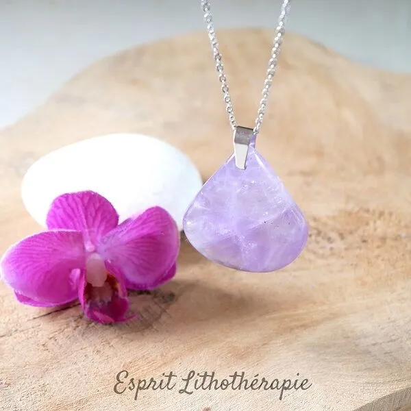 Pendentif en pierre naturelle d’améthyste violette, monté sur cordon.