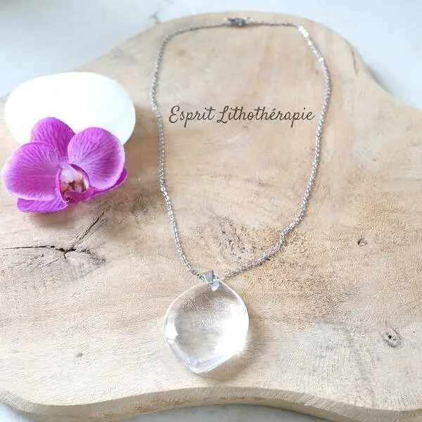 Pendentif en pierre naturelle de cristal de roche transparent, monté sur cordon.