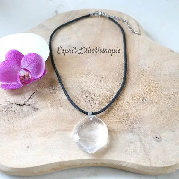 Pendentif en pierre naturelle de cristal de roche transparent, monté sur cordon.