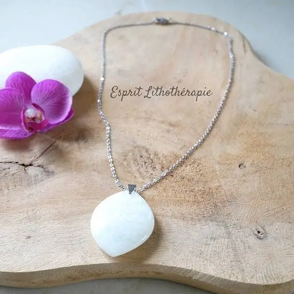 Pendentif en pierre naturelle de lune, délicat et lumineux, monté sur cordon.