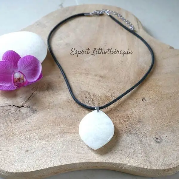 Pendentif en pierre naturelle de lune, délicat et lumineux, monté sur cordon.