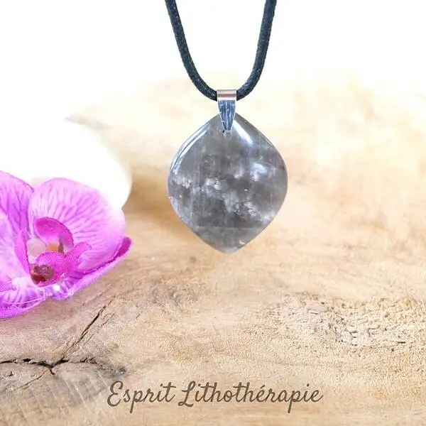 Pendentif en pierre naturelle de lune, délicat et lumineux, monté sur cordon.