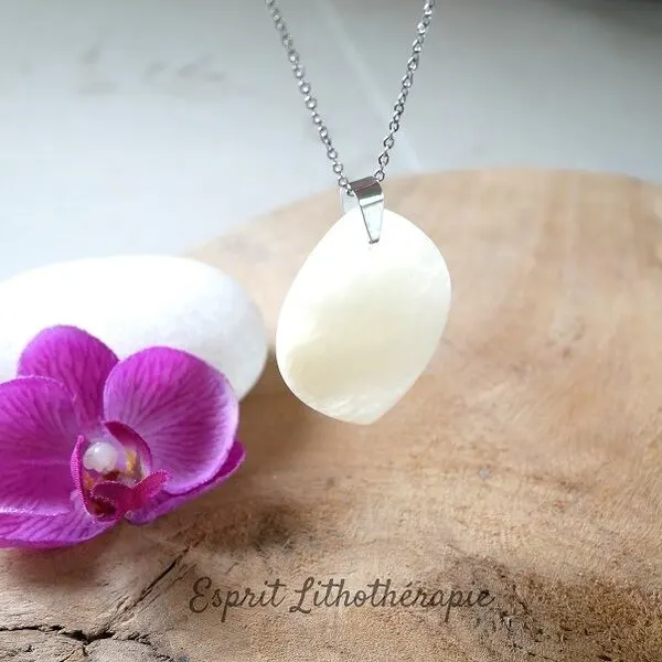 Pendentif en pierre naturelle de lune, délicat et lumineux, monté sur cordon.