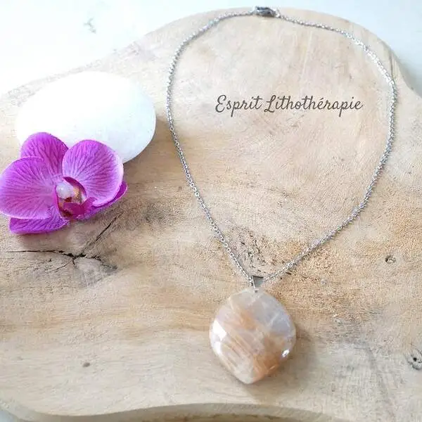 Pendentif en pierre naturelle de lune, délicat et lumineux, monté sur cordon.