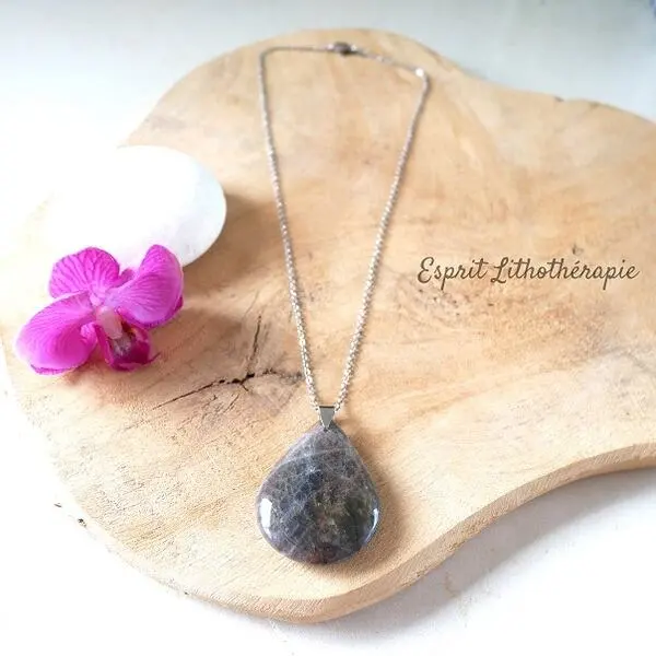 Pendentif en pierre naturelle de rhodonite rose avec inclusions noires, monté sur cordon.