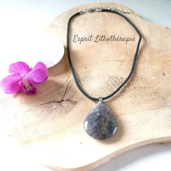 Pendentif en pierre naturelle de rhodonite rose avec inclusions noires, monté sur cordon.