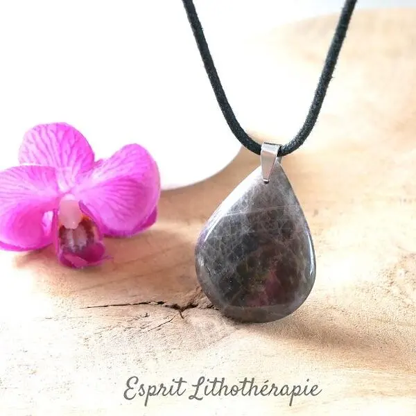 Pendentif en pierre naturelle de rhodonite rose avec inclusions noires, monté sur cordon.