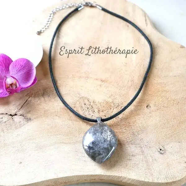 Pendentif en pierre naturelle de lune, délicat et lumineux, monté sur cordon.
