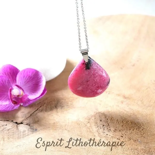 Pendentif en pierre naturelle de rhodonite rose avec inclusions noires, monté sur cordon.