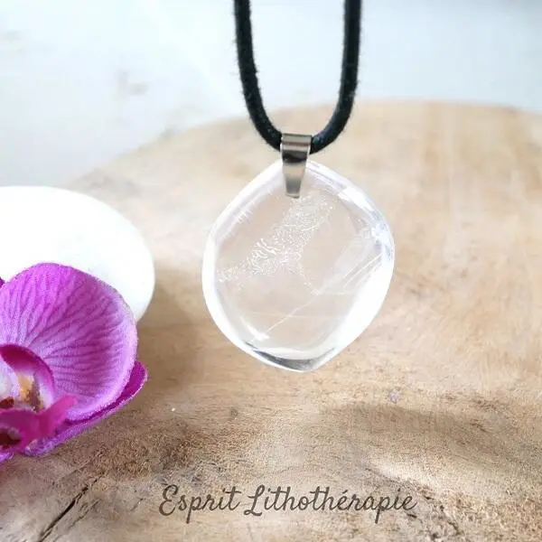 Pendentif en pierre naturelle de cristal de roche transparent, monté sur cordon.