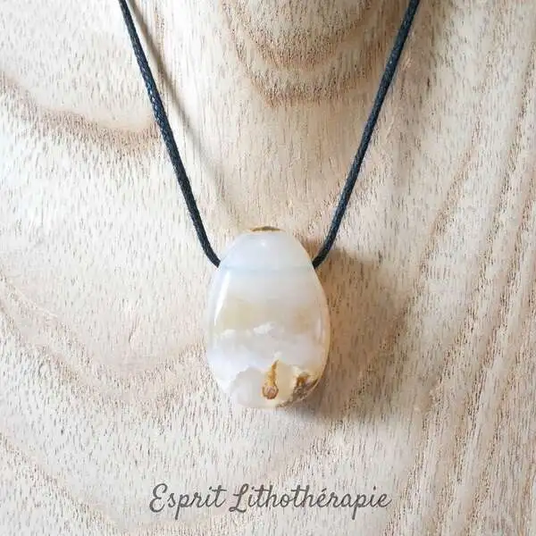 Pendentif en pierre naturelle d’agate fleur de cerisier, aux tons doux et motifs floraux.