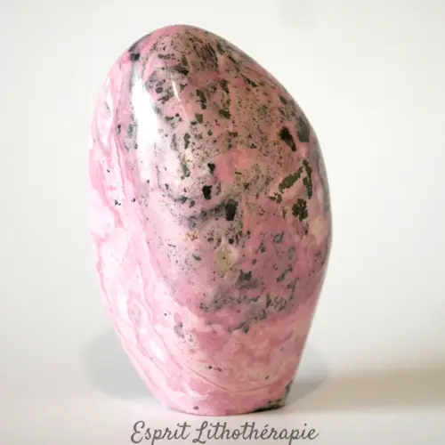 Bloc poli de rhodonite du Pérou présentant des nuances de rose et de noir.